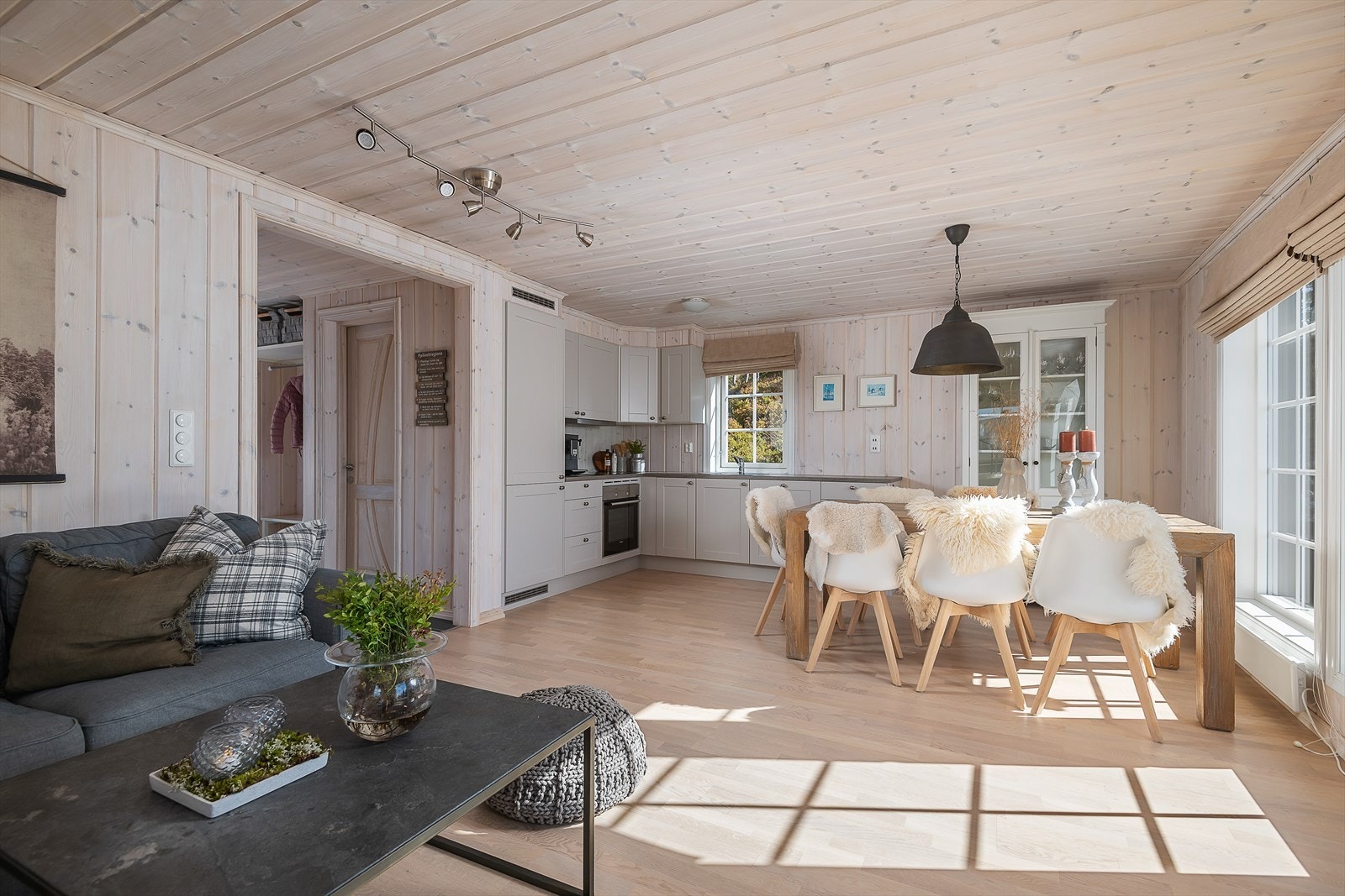 Tidløs, moderne og helhetlig stil. Hvitpigmentert panel på både vegger og tak som går ton-i-ton med gulvet. Galleribilde