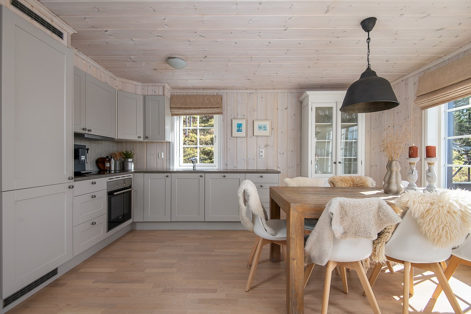 Pent og funksjonelt kjøkken i delikat og lun gråtone.Integrerte hvitevarer i kjente merker. Godt med skap-og benkeplass. Galleribilde