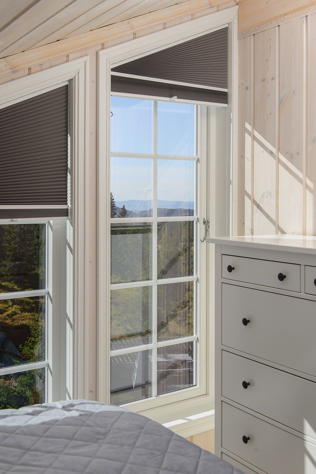 Store lysflater og en fin-fin utsikt å våkne til på hovedsoverommet. Galleribilde