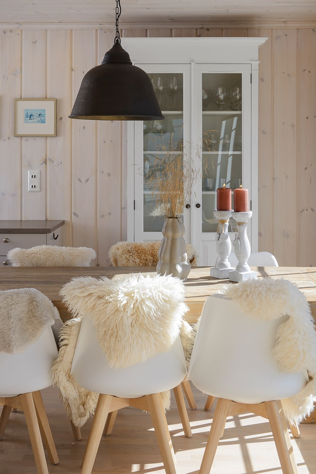 Fint å samles til felles måltider rundt langbordet på hytta. Galleribilde