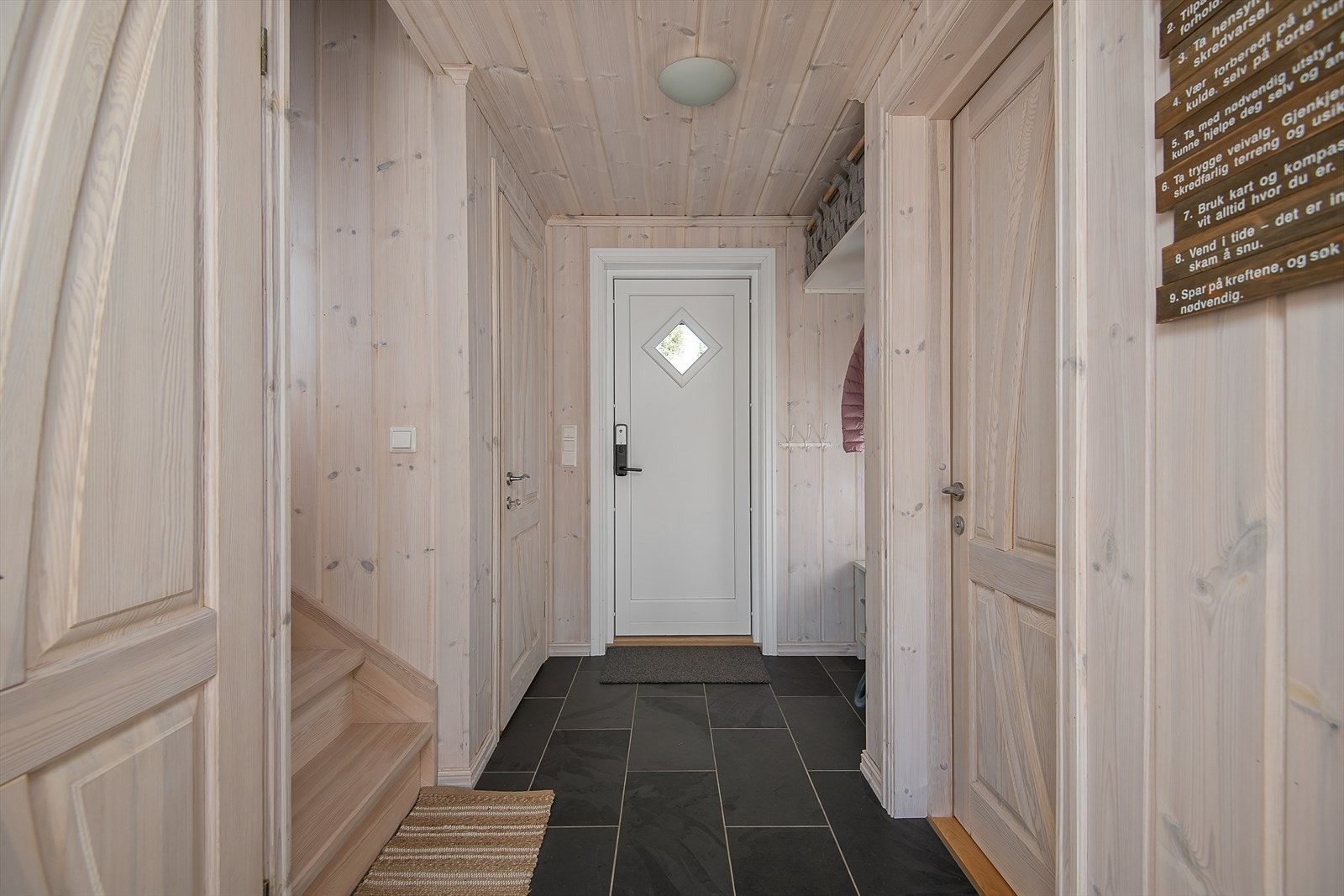 Gangen er flislagt og har adkomst til innvendig bod, bad, trapp opp til loftsetasjen og inn i oppholdsrommet. Galleribilde