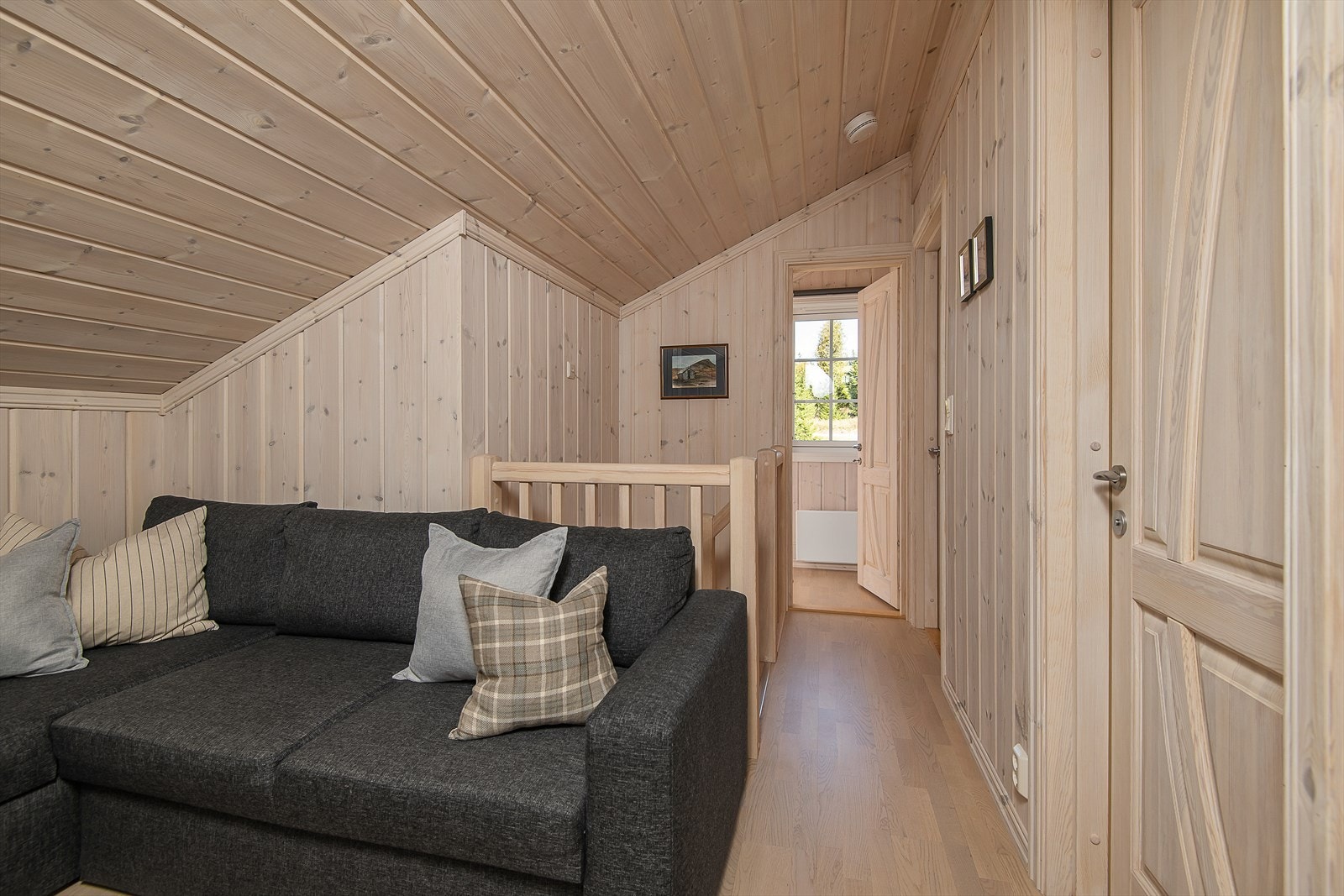 En koselig loftstue gir verdifull oppholdsplass når en er mange på hytta. Her er plassen svært godt utnyttet. Galleribilde