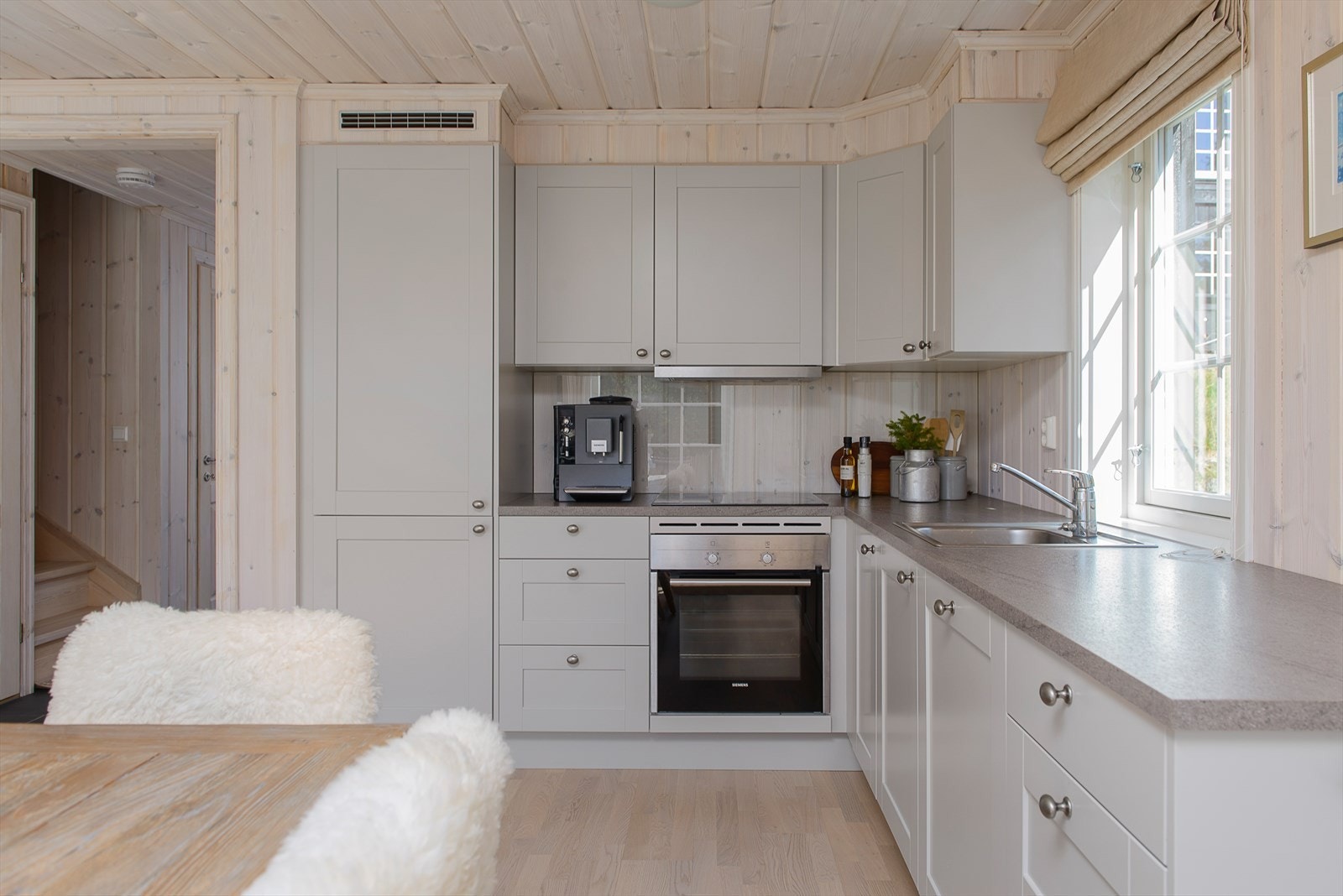 Fint lys inn over kjøkkenbenken. Galleribilde