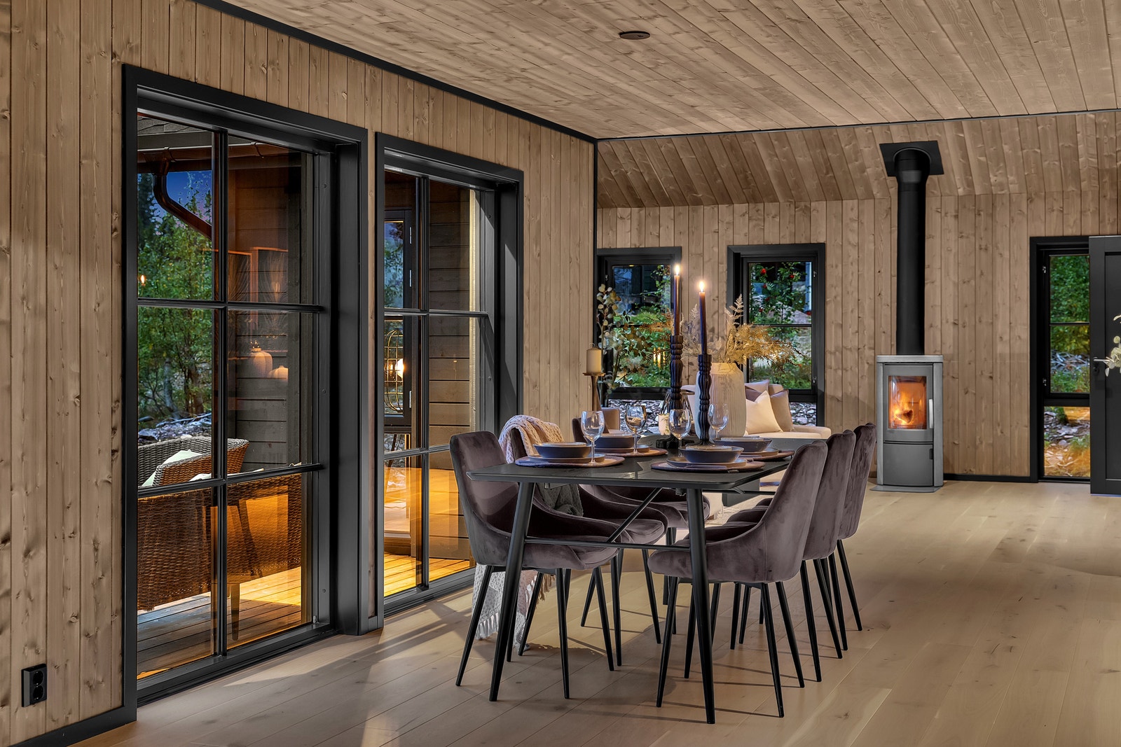 Spisestuen har plass til mange, så her blir det hyggelig både til frokost og middag. Galleribilde