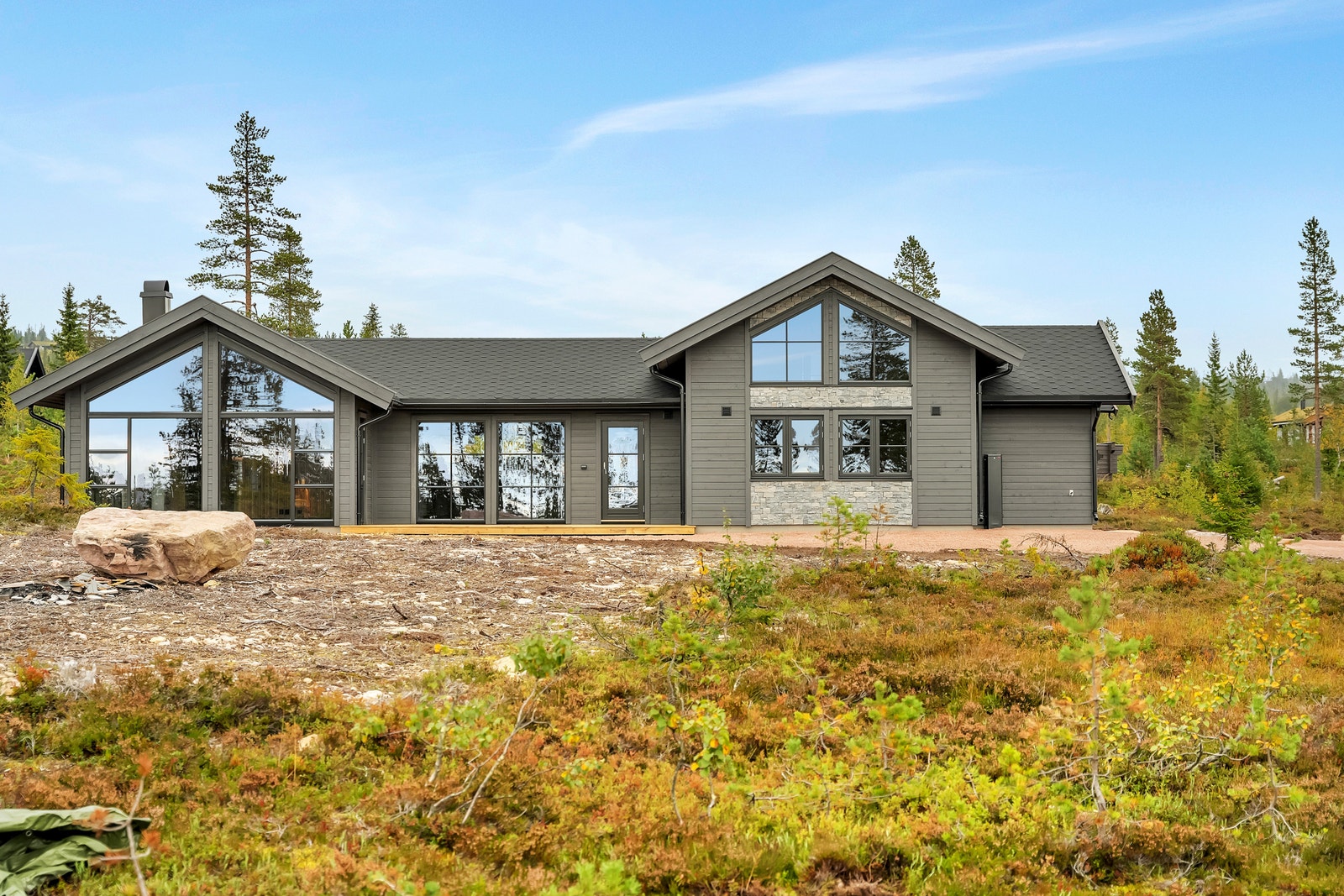 Hytta ligger med utsikt og sol hele dagen Galleribilde