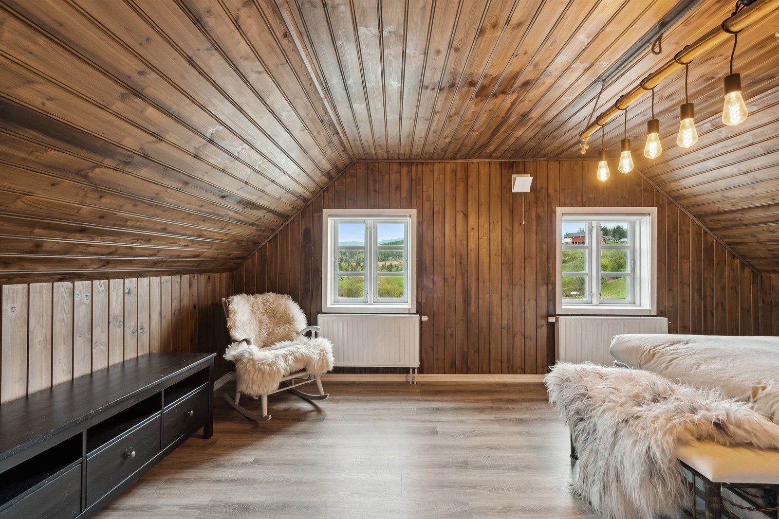 Det er montert radiatorer for oppvarming fra sentralfyr. Galleribilde