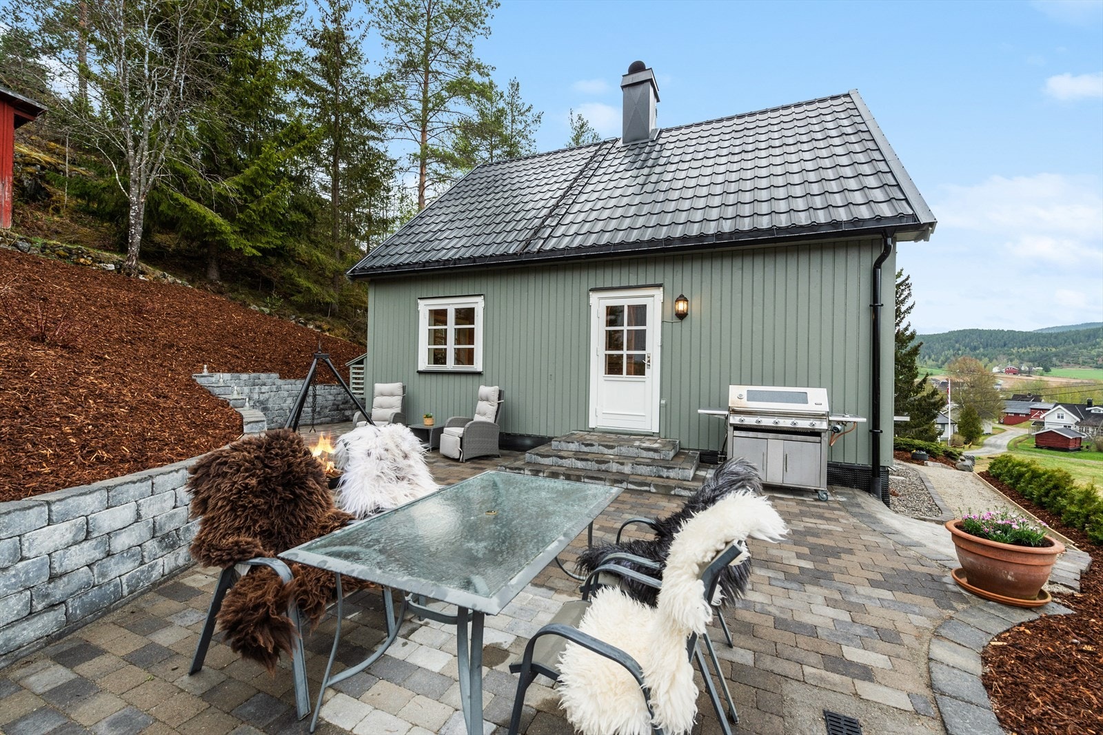 Det er laget til flere fine uteplasser med belegningsstein. Galleribilde