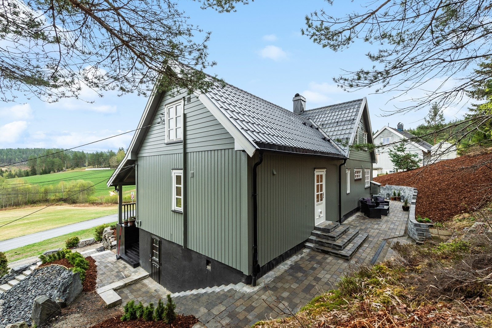 Det er lagt belegningesstein rundt boligen. Galleribilde