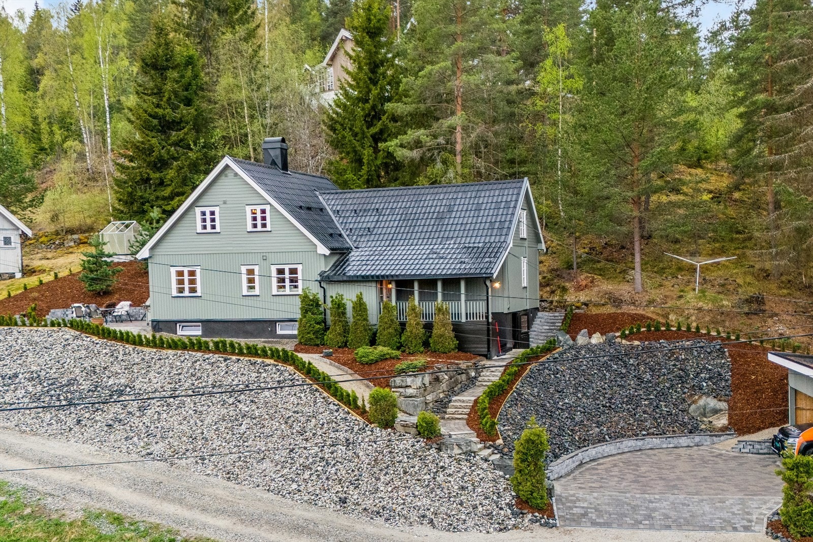 Eiendomsmegler Christine Sjødal ønsker velkommen til Lysbakken 1 i Prestfoss. Galleribilde