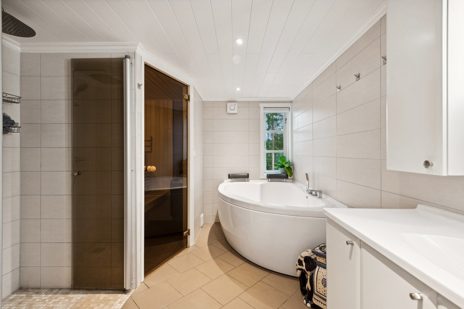 Badet er av god størrelse og har fine material- og fargevalg. Galleribilde