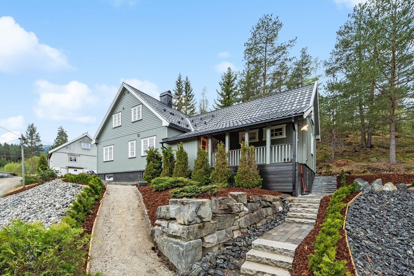 Eiendommen gir et velholdt og godt førsteinntrykk. Galleribilde