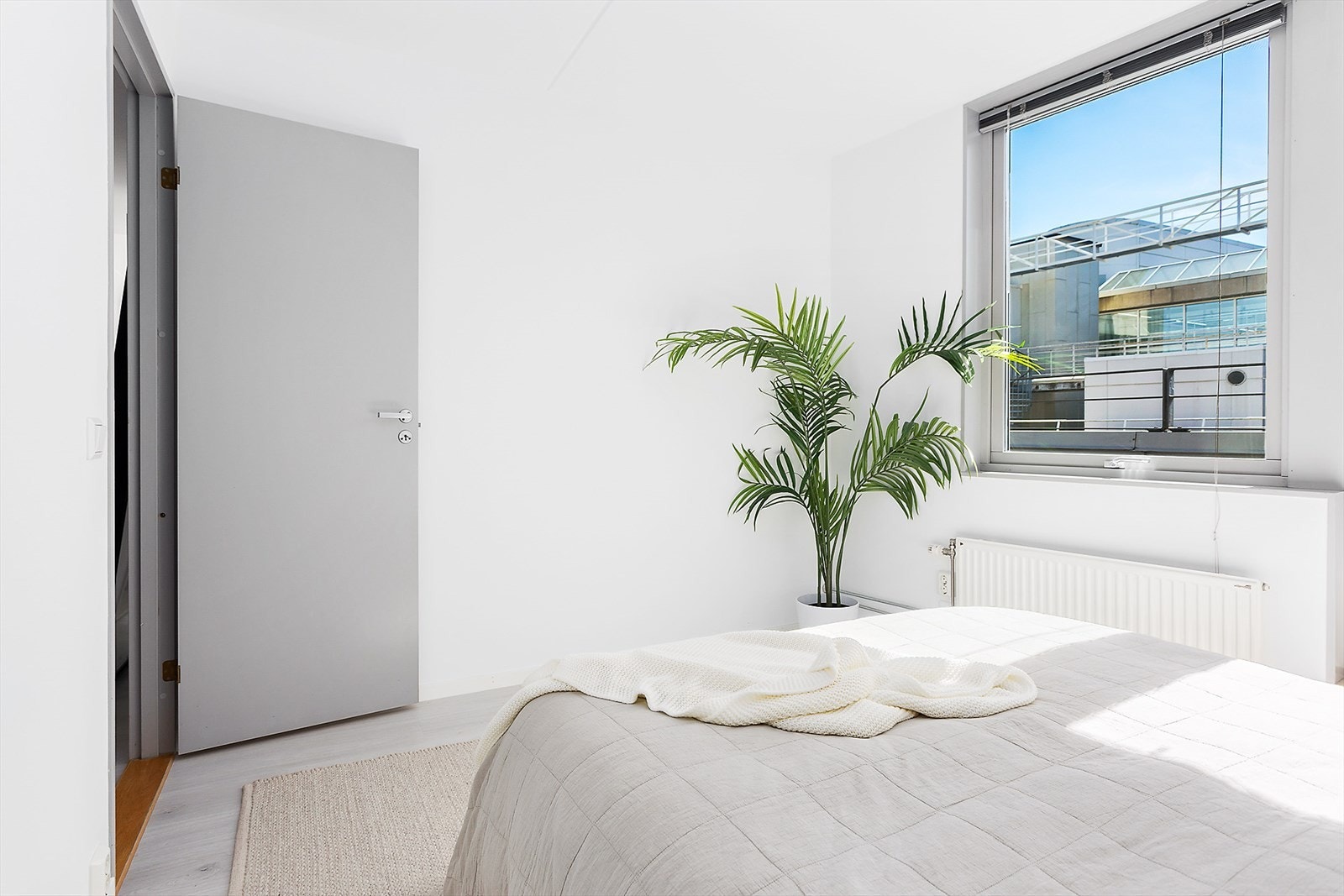 Soverom med plass til garderobeskap langs veggen. Galleribilde