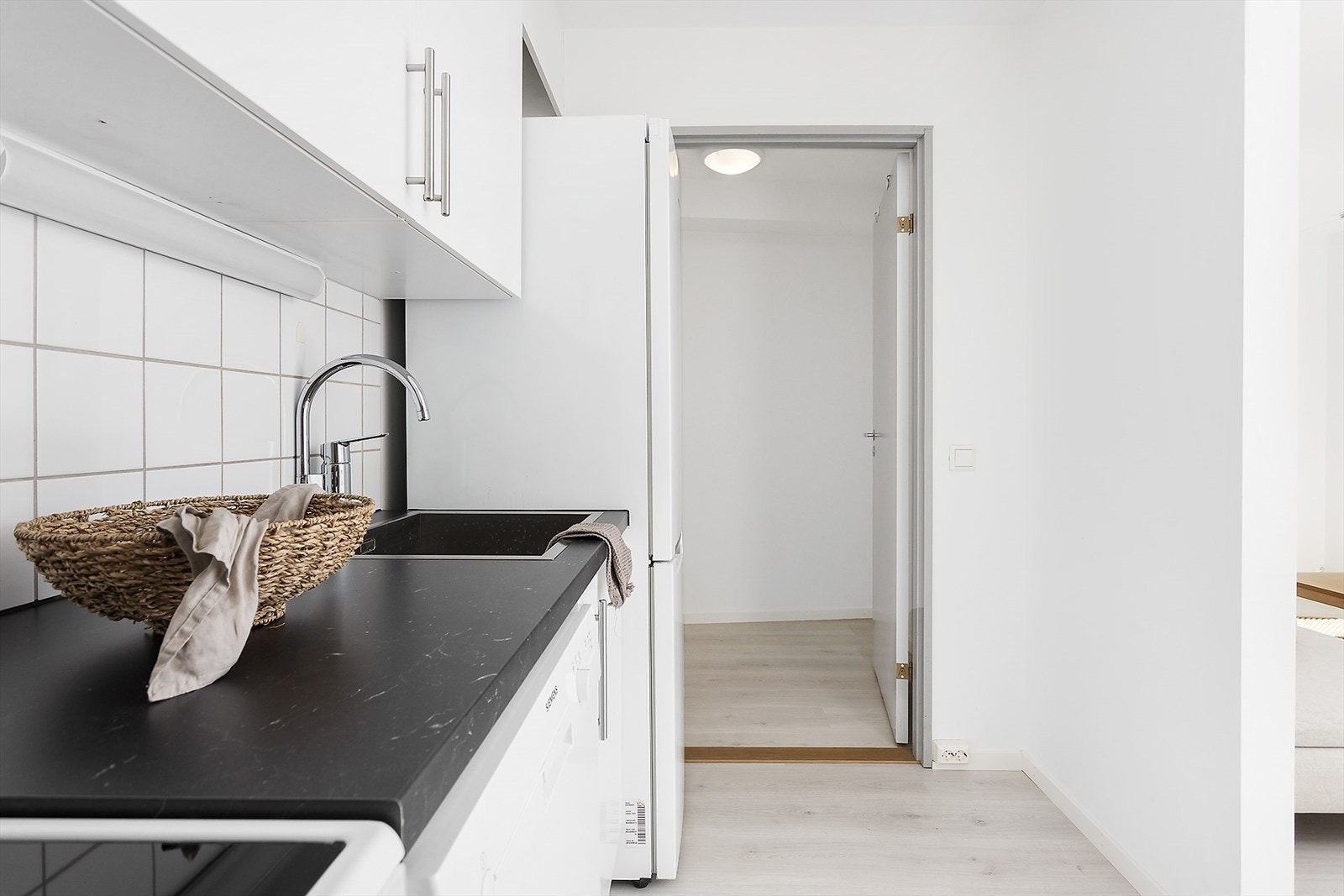 Ved kjøkkenet er det en meget praktisk bod. Galleribilde