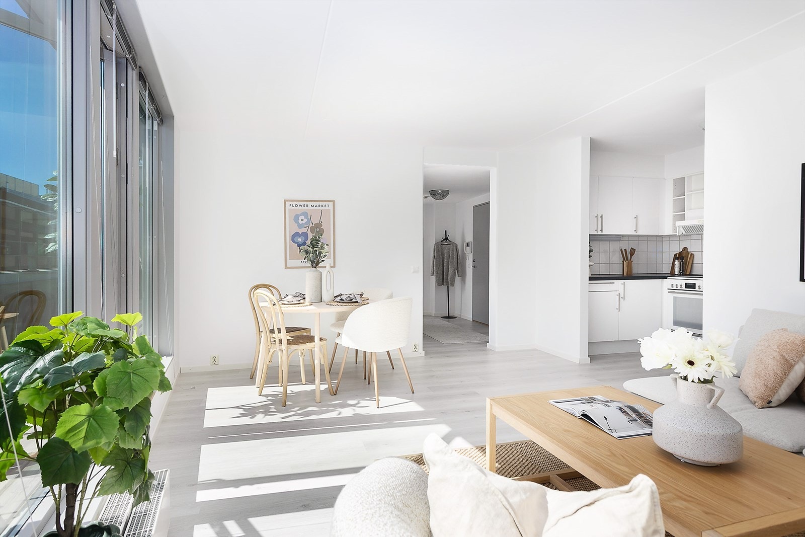 Stuen har gode møbleringsmuligheter for sofagruppe og spisebord. Galleribilde