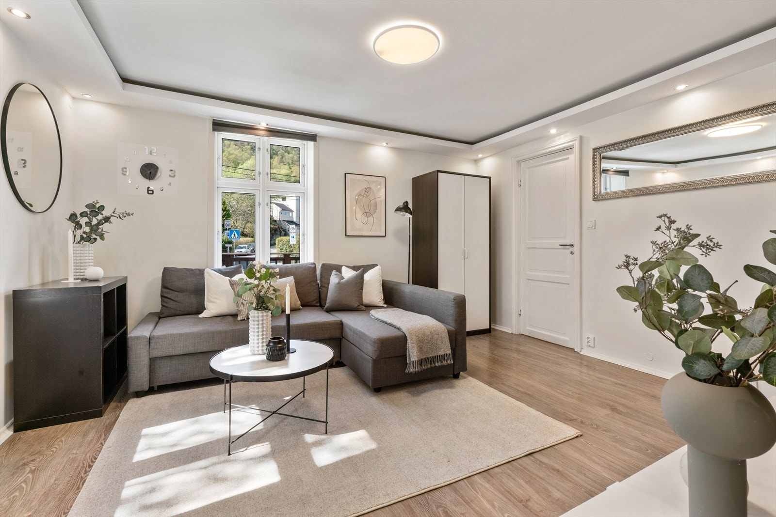- Den romslige stuen måler 15,7 m² - Galleribilde