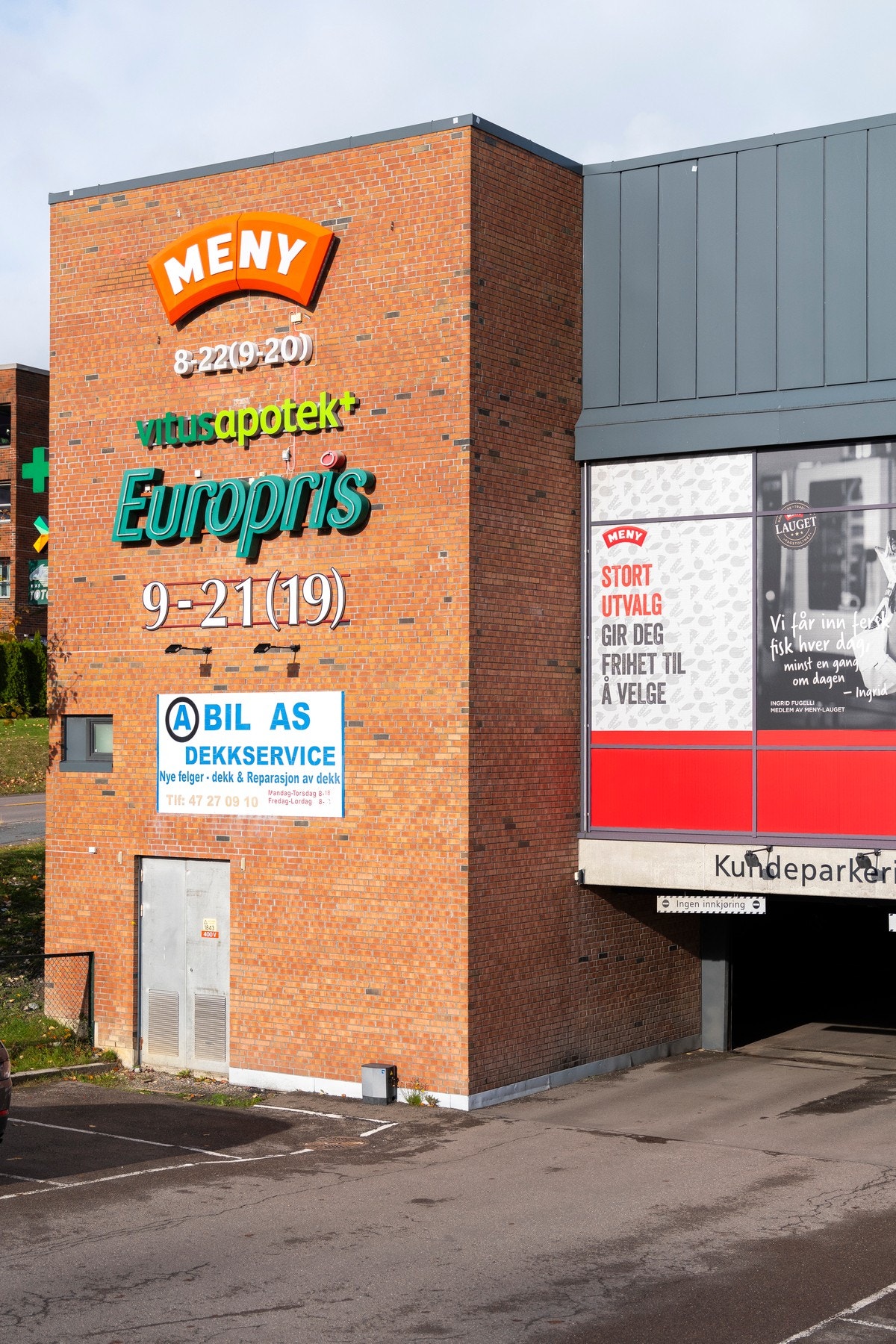 Vollebekk senter med Meny, Europris, blomsterhandel og apotek i gangavstand fra boligen. Galleribilde