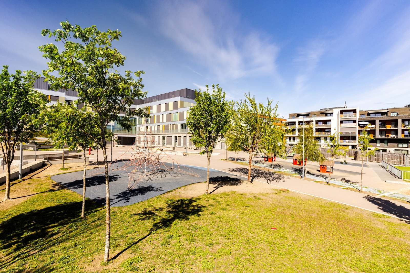 Vollebekk skole (1-10 trinn) ligger like bak barnehagen. Galleribilde