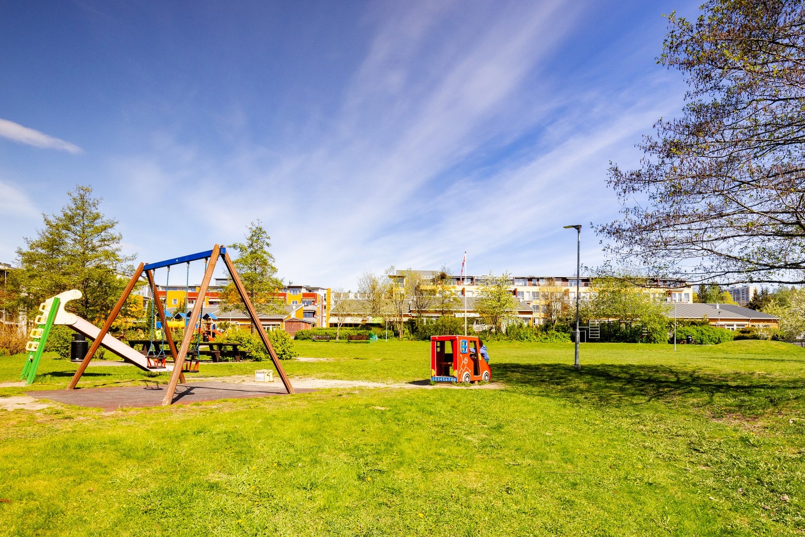 Området er pent opparbeidet med lekeplasser, benker og beplantning. Galleribilde
