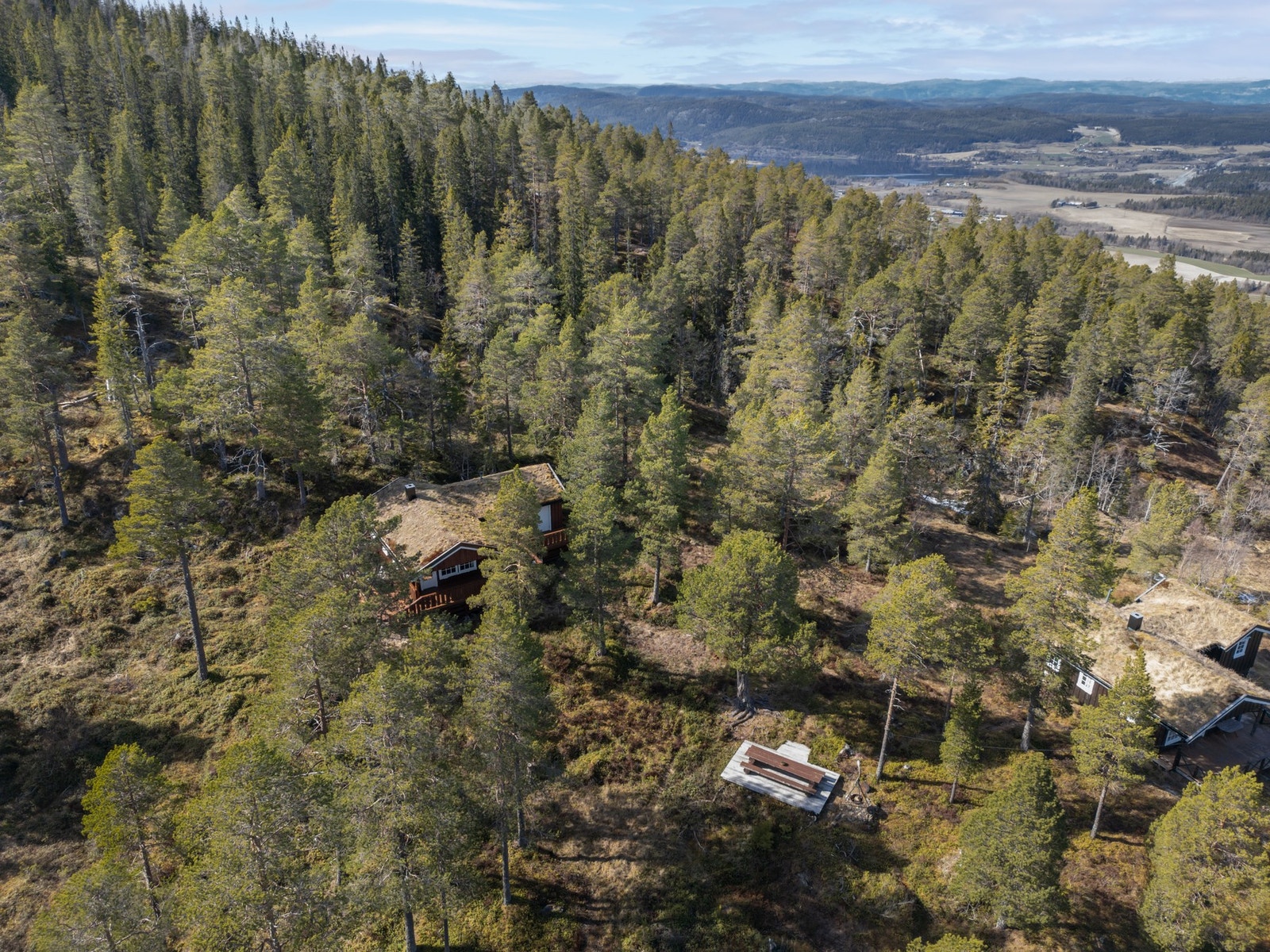 Det er ca. 7 km til Åsen sentrum hvor du finner bl.a. dagligvare, bank og særdeles gode buss- og togforbindelser. Galleribilde