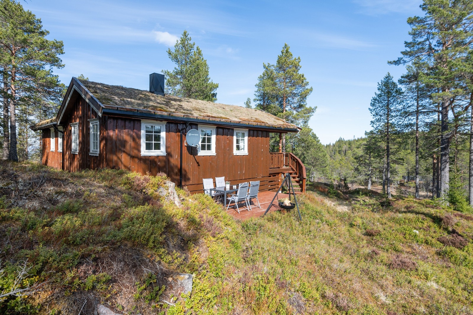 Det er etablert en platt på siden av hytta. Her kan man nye sola i godt selskap på fine dager. Galleribilde