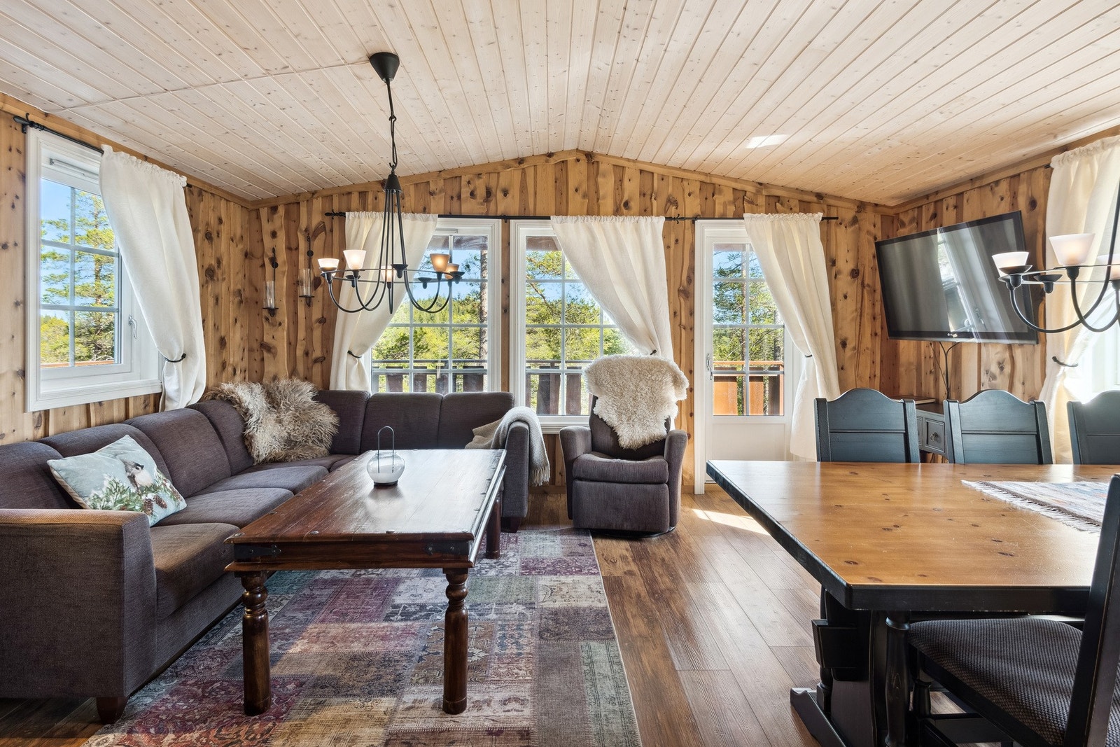 Fra stuen har man utgang til terrasse. Galleribilde