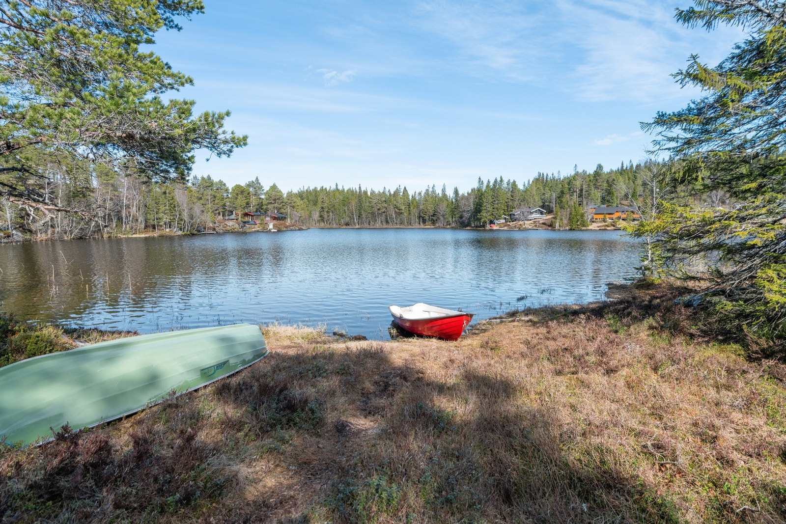 Ved vannet kan man nyte mange fine stunder i båt, på isen eller med fiskestang. Galleribilde