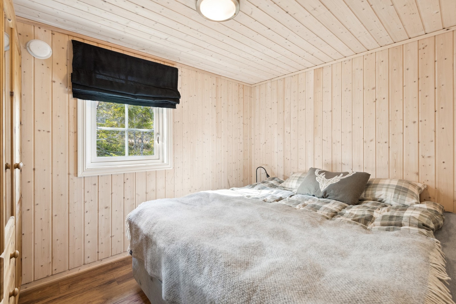 Hovedsoverommet har god plass til dobbeltseng og garderobeløsning. Galleribilde