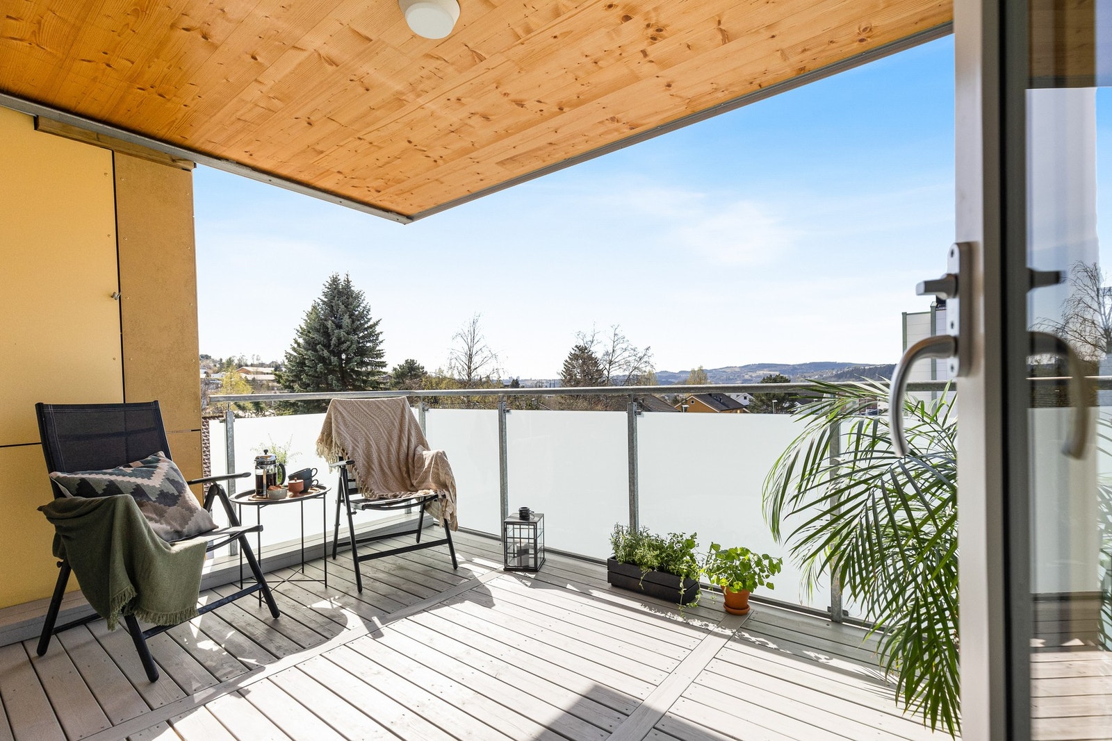 Balkongen har overbygg og blir en forlengelse av stuen på sommertid. Galleribilde