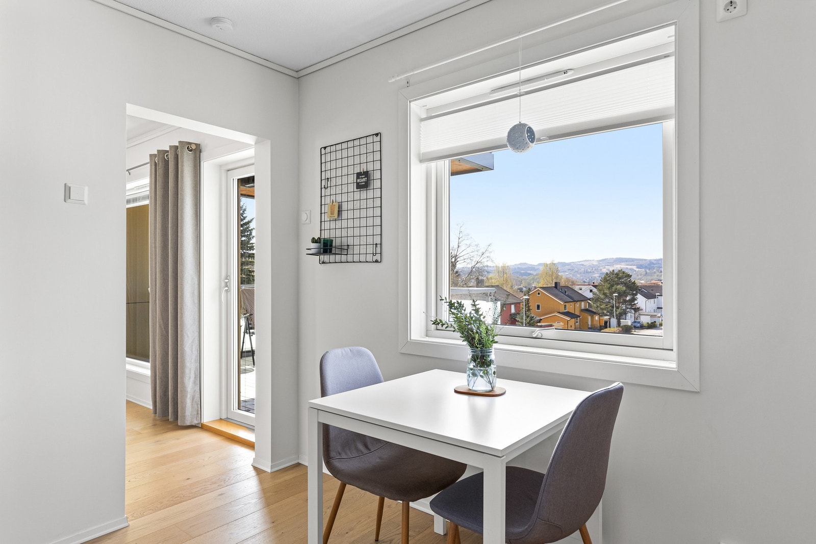 På kjøkkenet er det plass til et hyggelig frokostbord med fin utsikt fra vindu. Galleribilde
