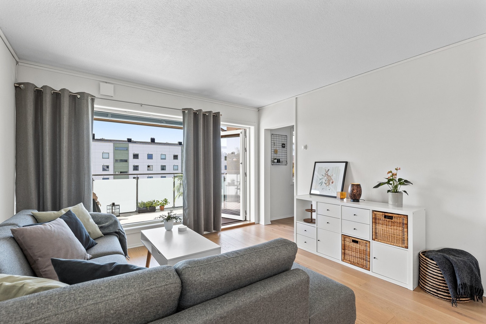 Stuen er malt i lyse fine farger og fremstår som moderne. Galleribilde