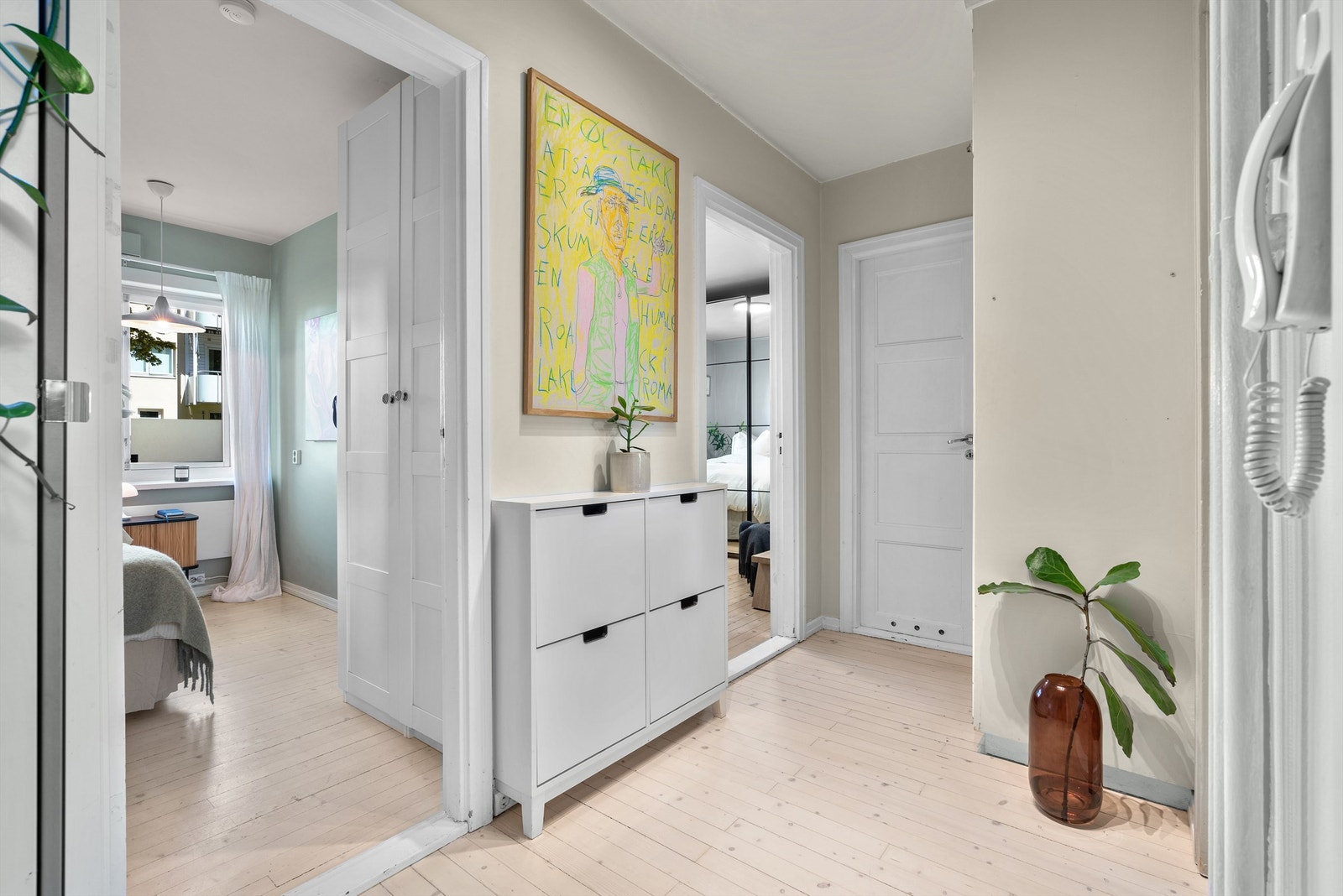 Innbydende entré med plass for klesoppheng og oppbevaring av sko. Galleribilde