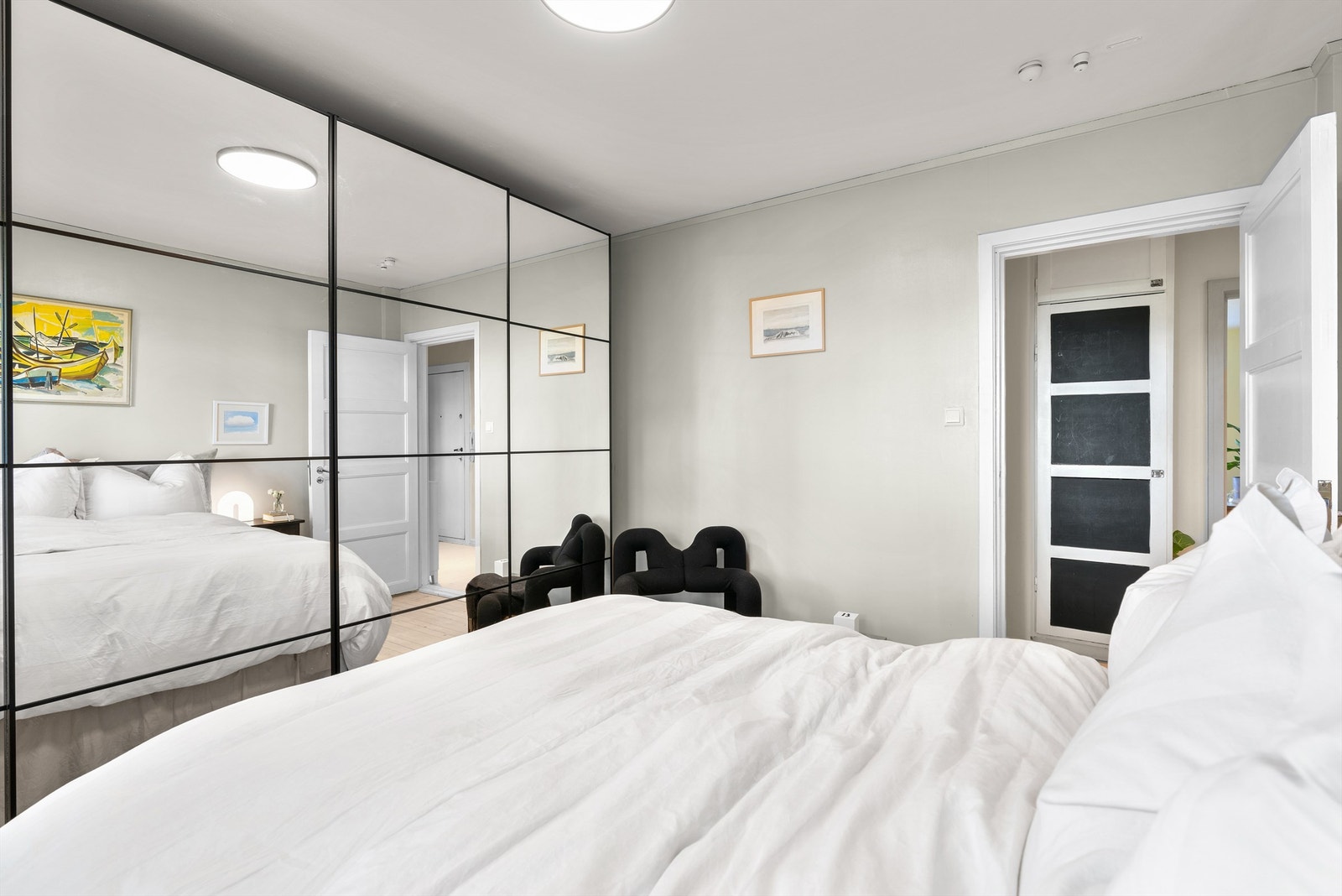 Rikelig med oppbevaringsplass i stor garderobe med speilfronter. Galleribilde