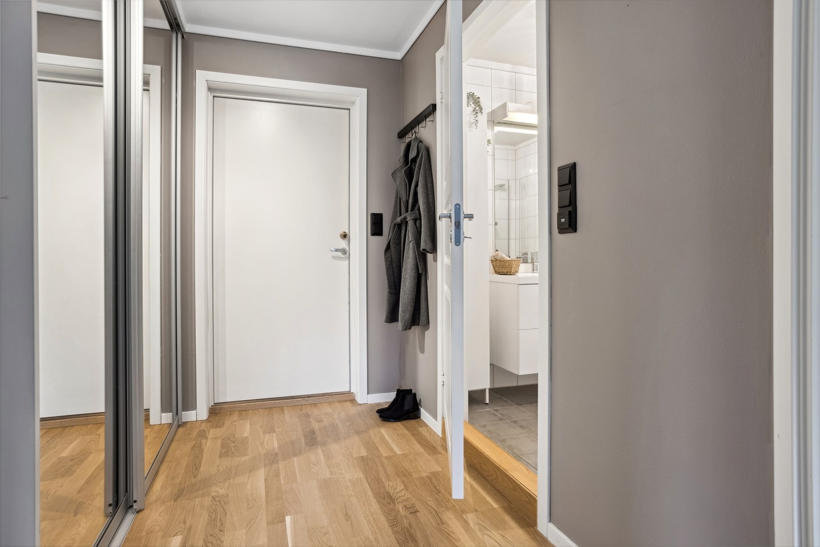 Entre med skyvedørsgarderobe Galleribilde