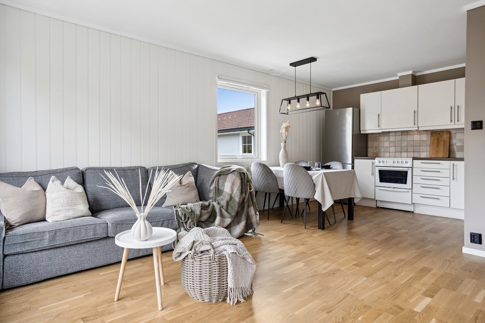 Leiligheten har en åpen stue/kjøkken løsning Galleribilde