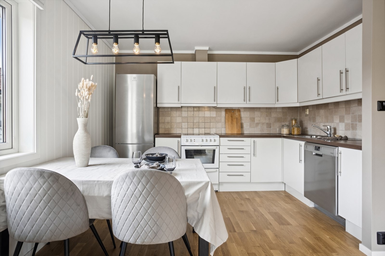 God plass til spisebord på kjøkkenet Galleribilde