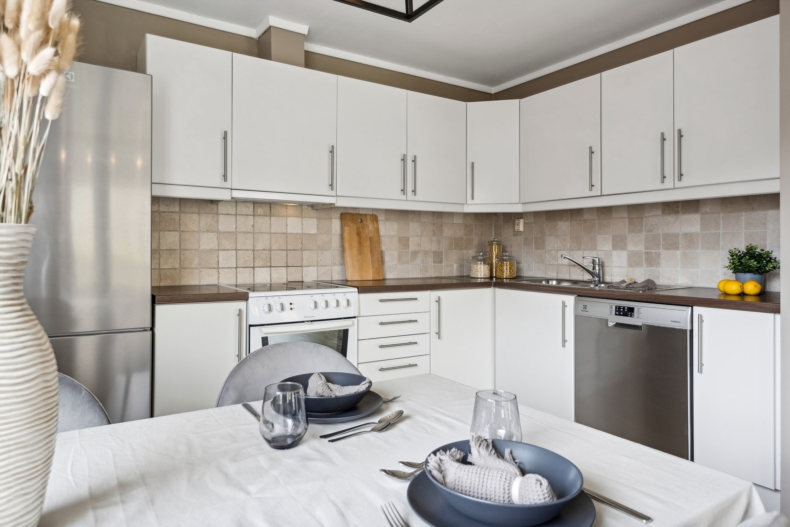 Kjøkkenet har godt med skap- og benkeplass. Galleribilde