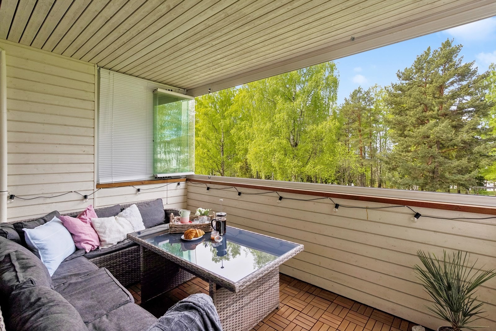 Fra balkongen er det sjarmerende utsyn over nabolaget. Galleribilde