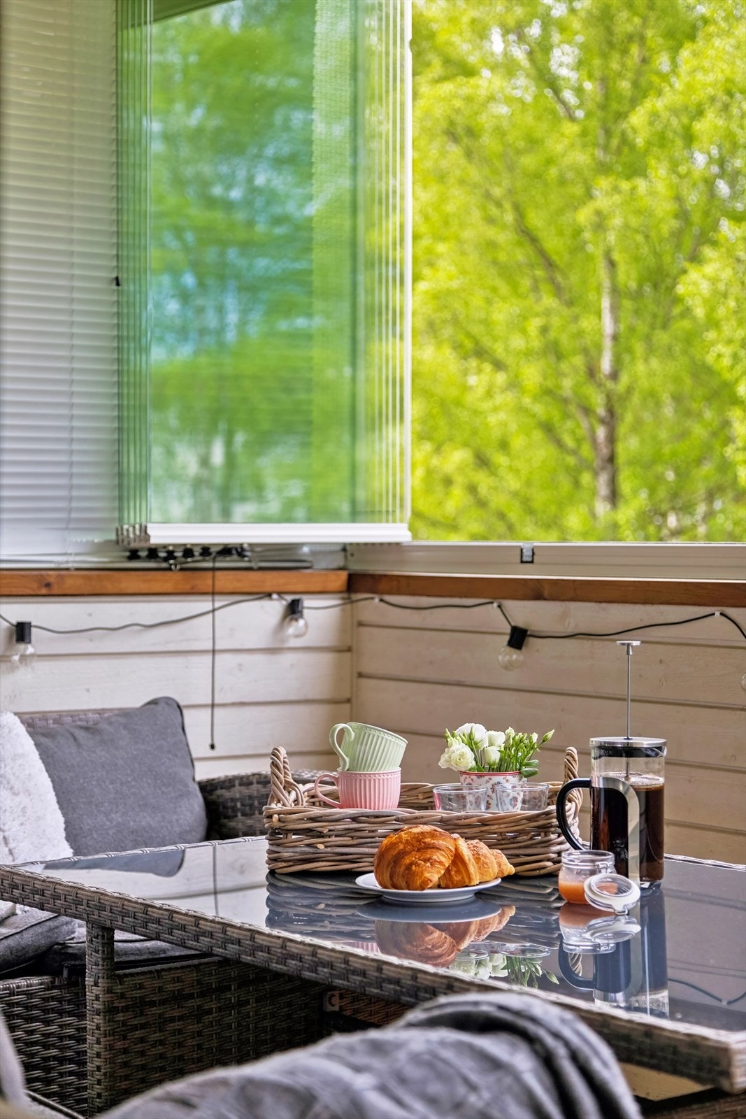 På balkongen er det markise for solskjerming og innglassing. Her sitter man lunt og skjermet til. Galleribilde