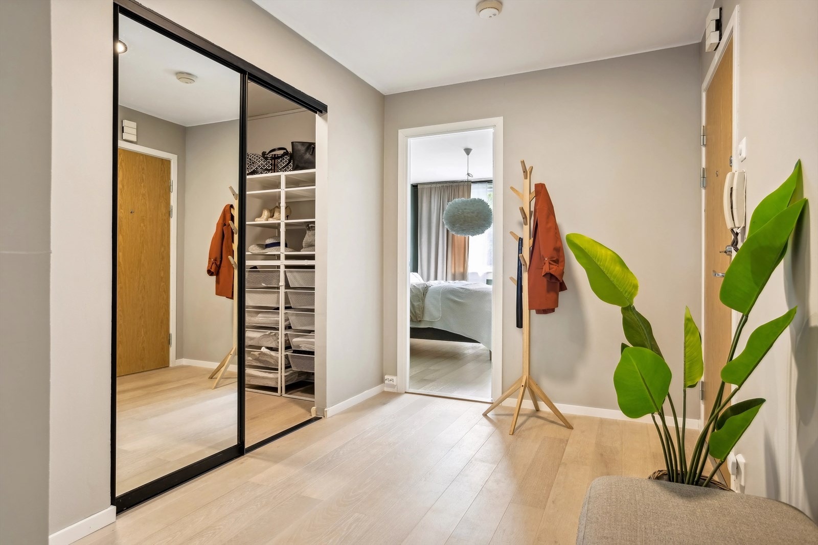 Leiligheten byr på et walk-in closet med rikelig oppbevaringsplass. Galleribilde
