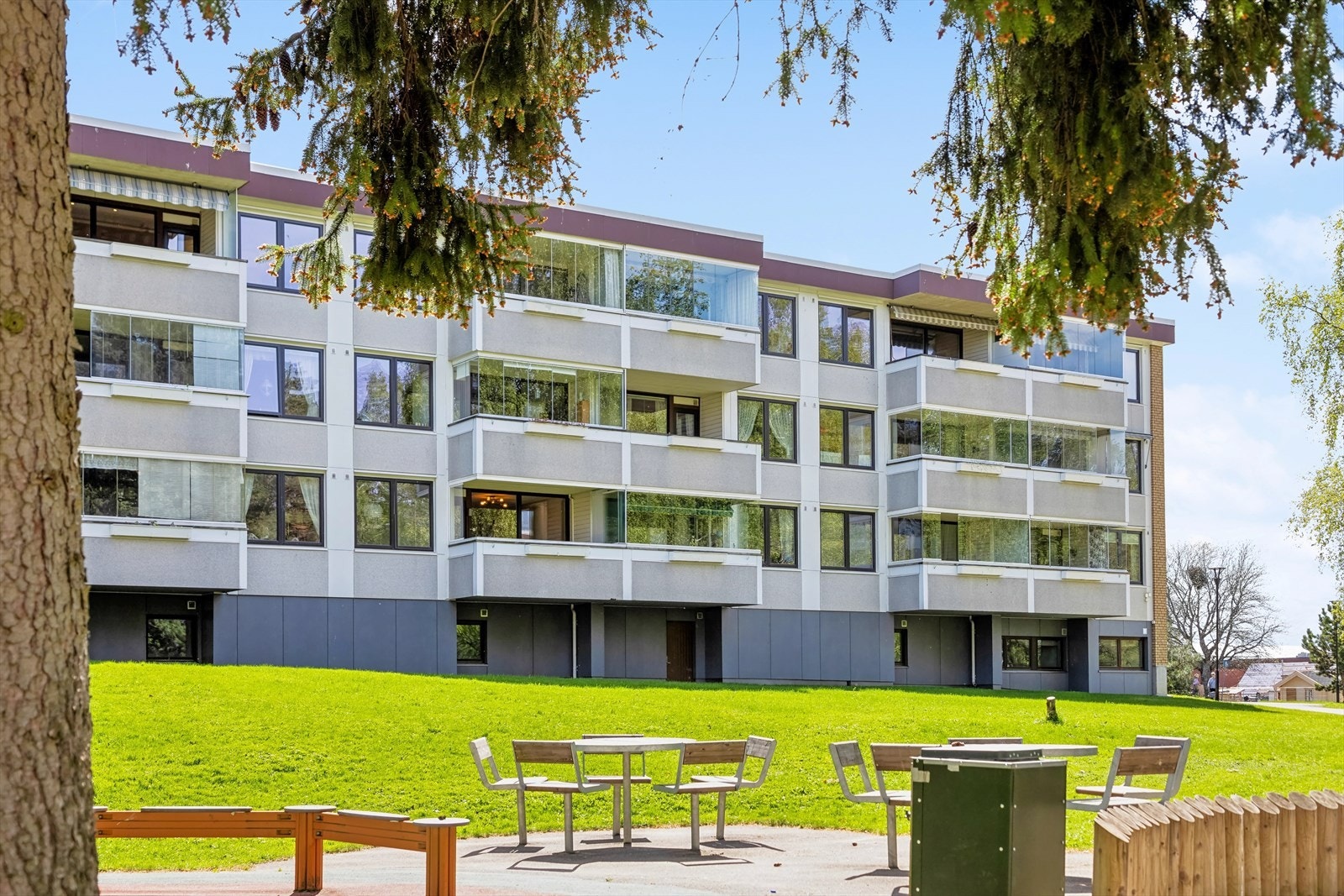 Høy 1.etg. Borettslaget har en populær beliggenhet i nærheten av Tveita senter, et av de største og mest komplette sentrene i området. Galleribilde