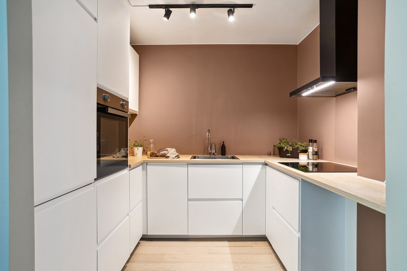 Her finner du flere smarte løsninger og integrert belysning for optimal kokkelering. Galleribilde