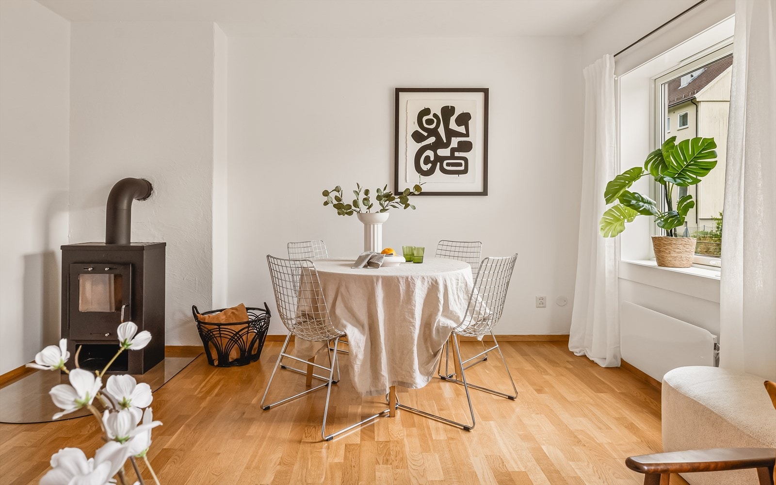 Rommet er malt i lyse farger og har rikelig innslipp av dagslys. Galleribilde