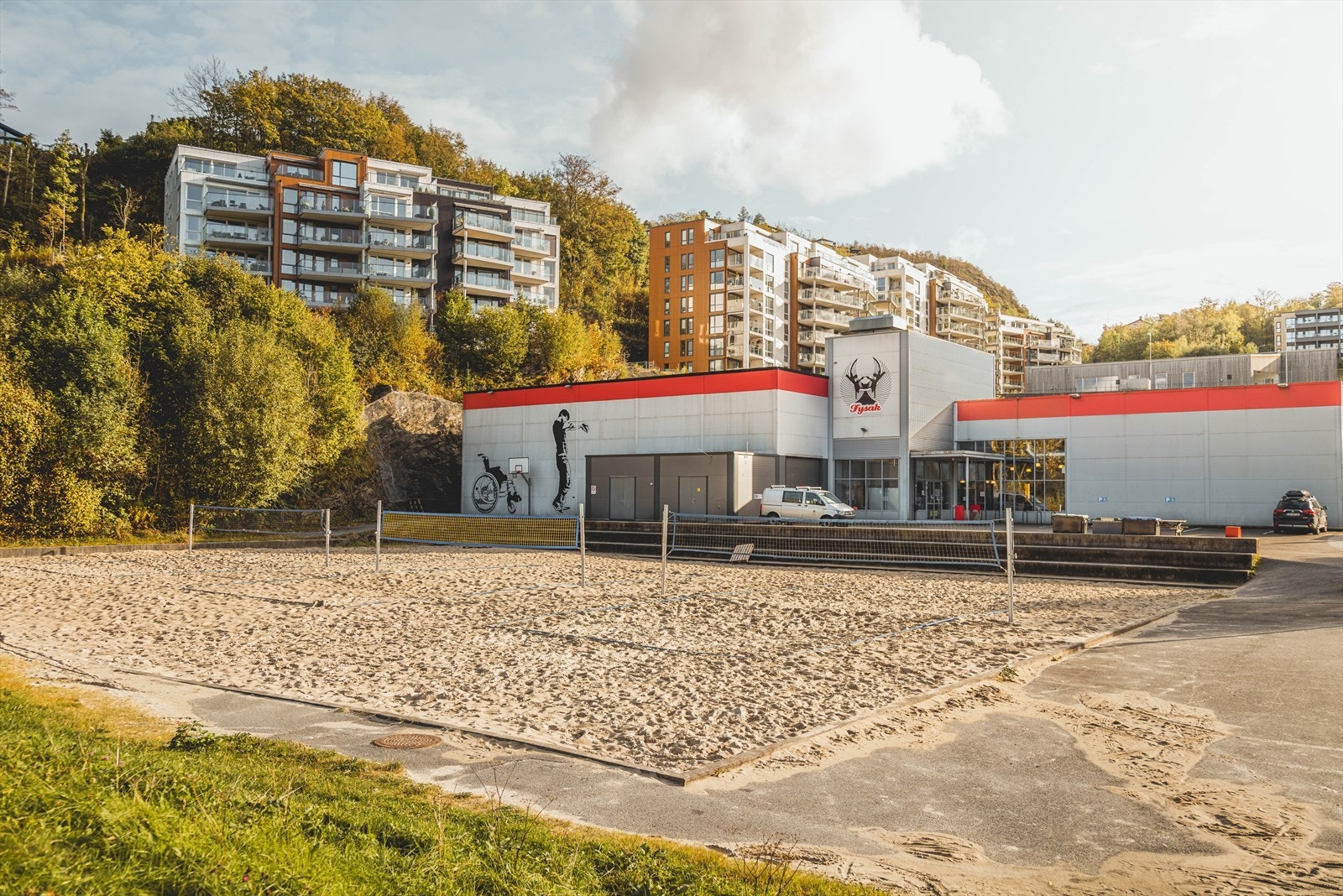 Det er flere idrettshaller og treningsbaner i området. Galleribilde