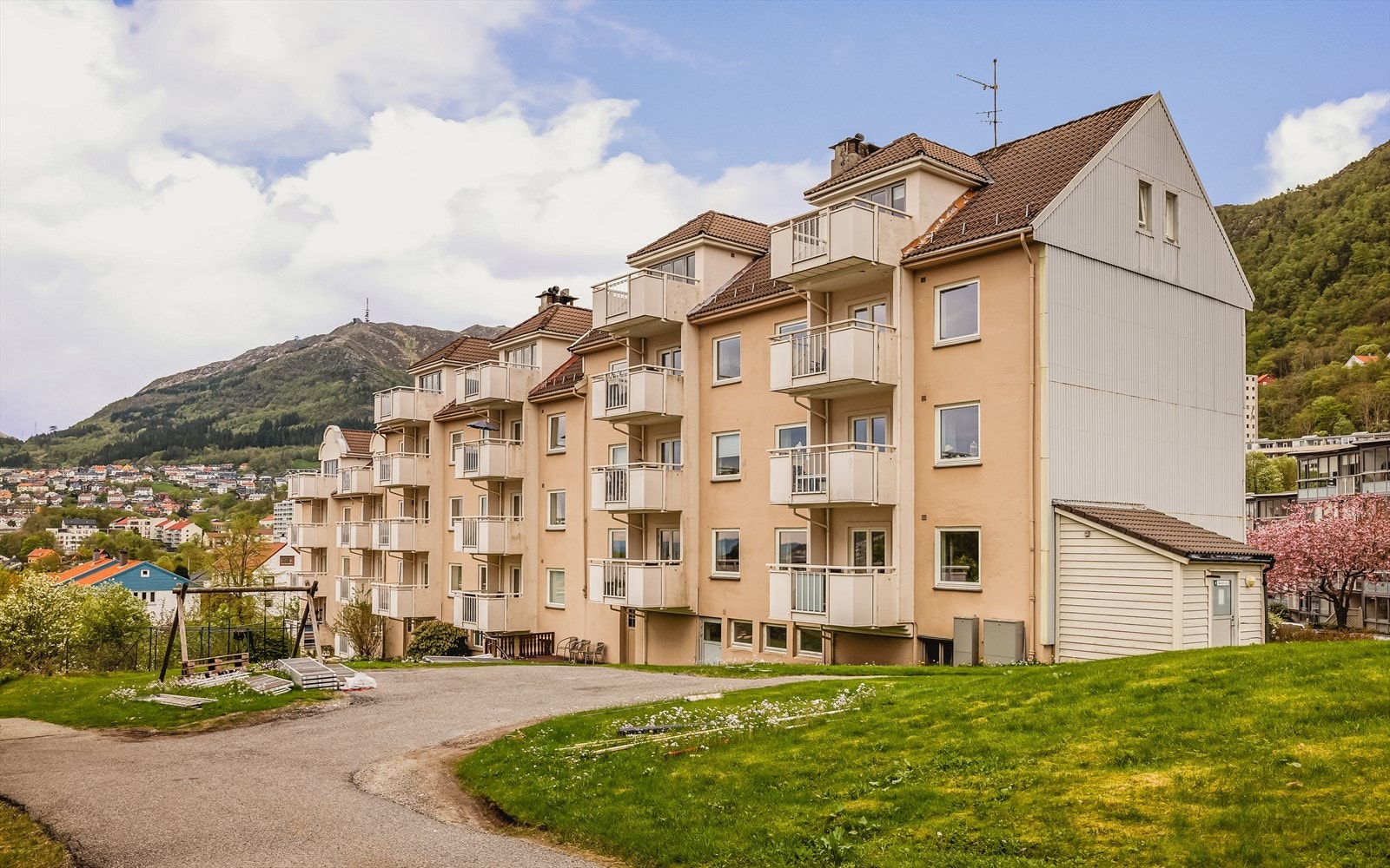 Leiligheten ligger fint til i 2.etasje i et flott bygg tegnet av den kjente bergenseren, Ole Landmark. Galleribilde