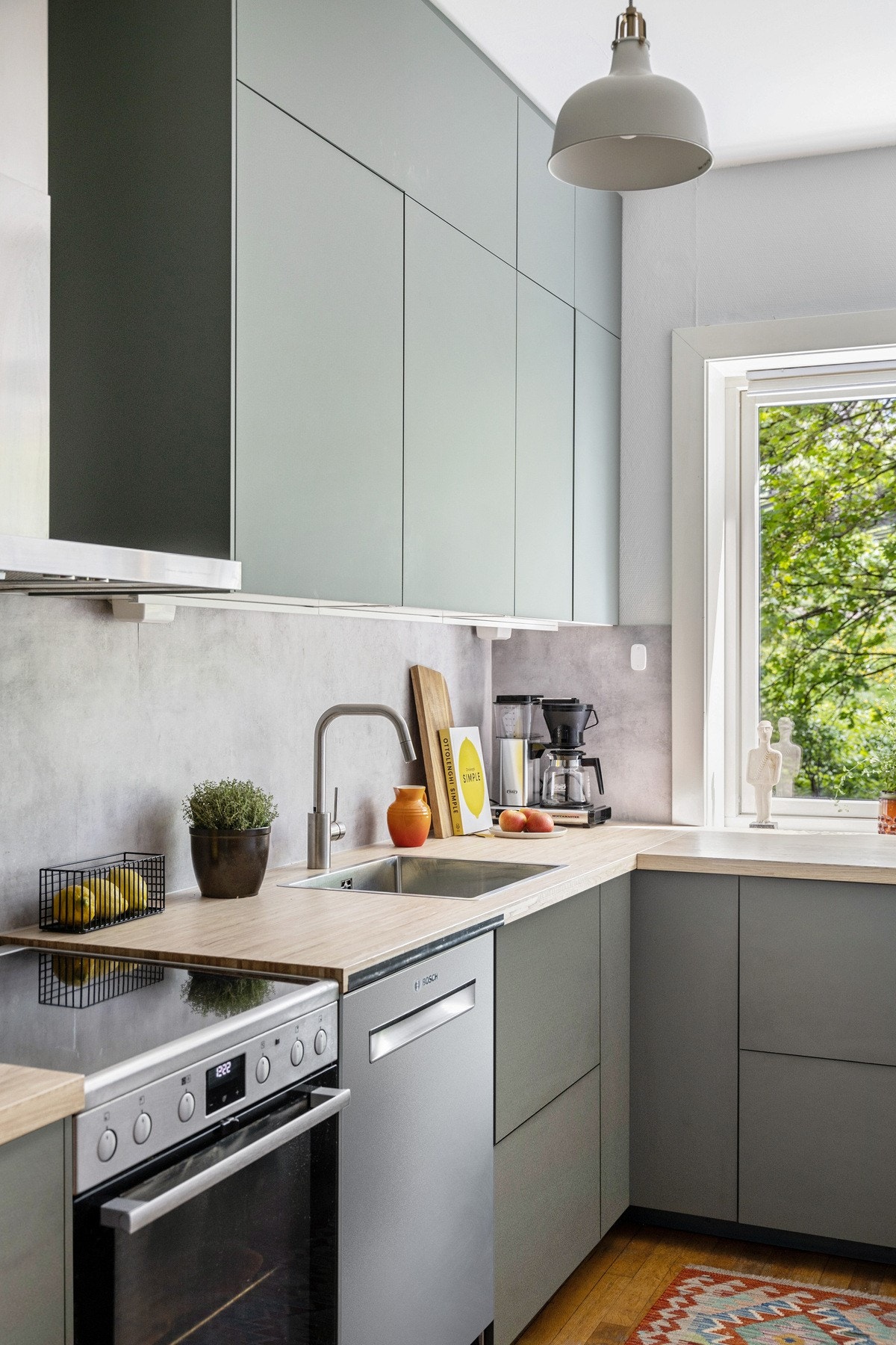 Hvitevarer som komfyr med platetopp og oppvaskmaskin medfølger salget. Disse er fra 2020. Galleribilde