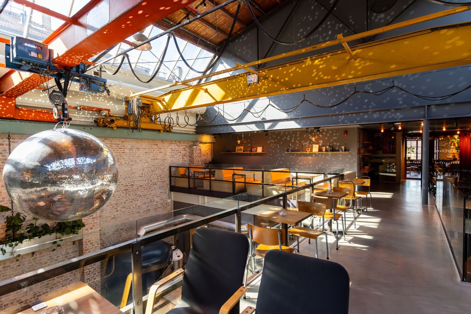 Her finner man alt fra restaurant, vinbar, kafé og ulike rom som passer for alt i fra små møter, kurs og workshops, til sommerfester, store markeder og festivaler. Galleribilde