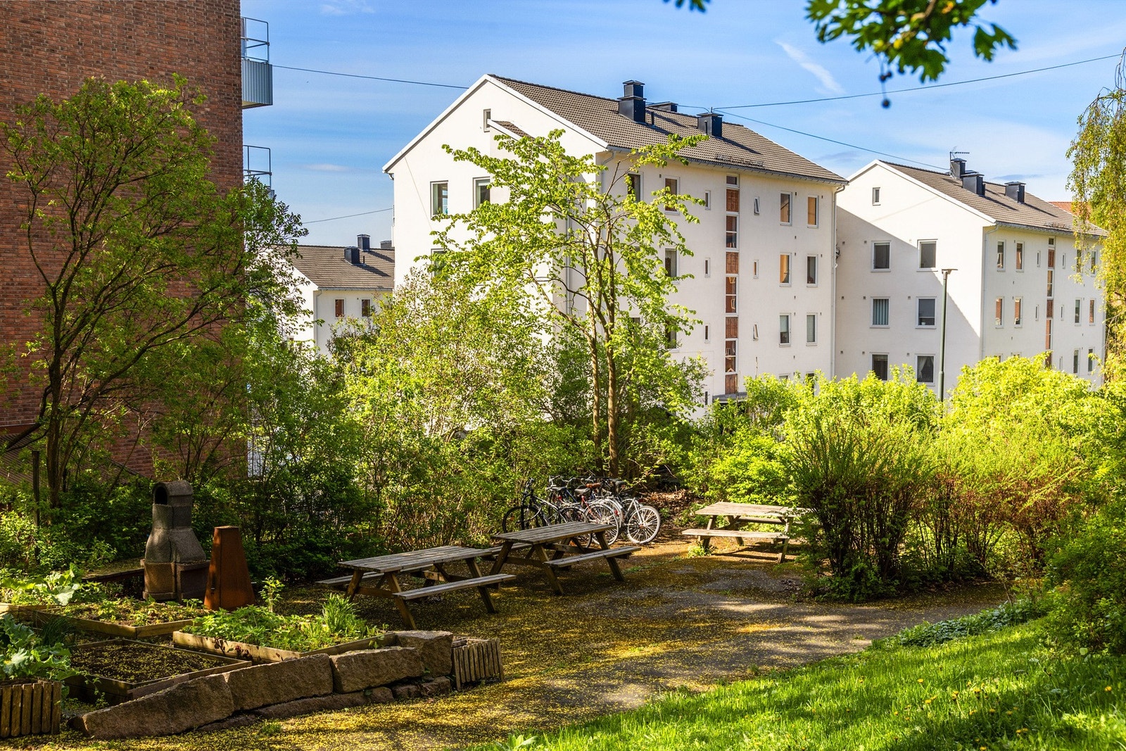 Borettslaget har en hyggelig bakgård med grillplass, hvor du kan samle familie og venner på varme vår- og sommerdager! Galleribilde