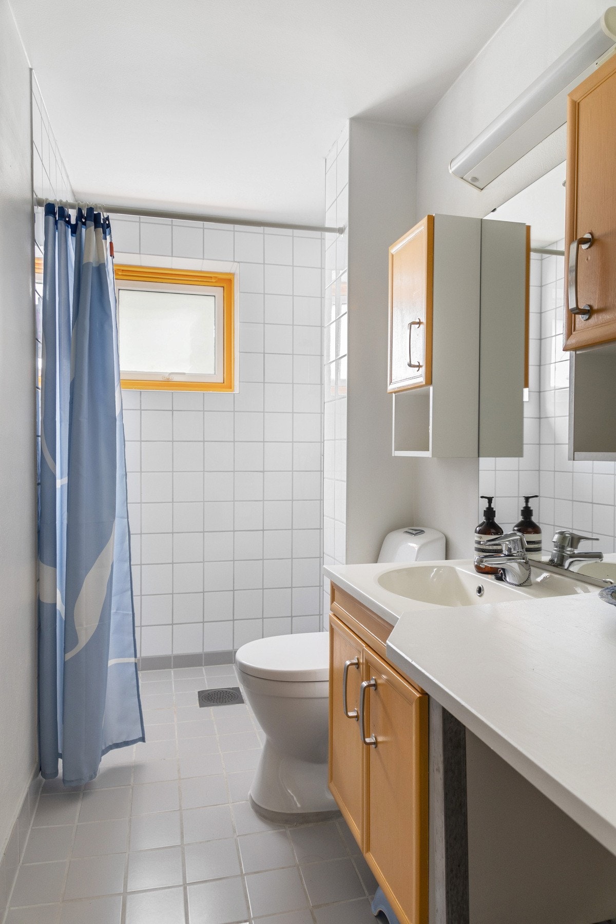 Boligens bad består av flislagt gulv med varme, samt delvis flislagte og malte vegger. Galleribilde