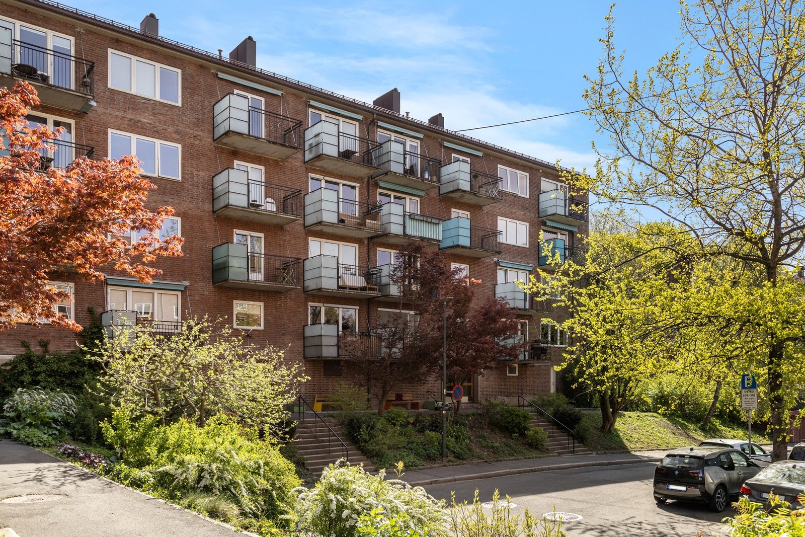 Boligen ligger i en høy 1.etasje uten innsyn. Galleribilde