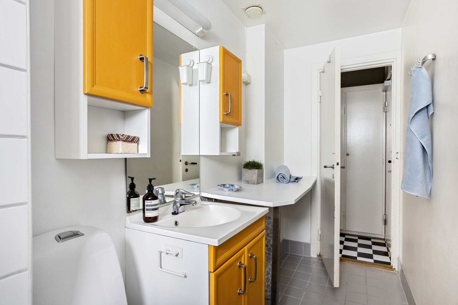 Videre består baderommet av vegghengt servantskap med ett-greps armatur, samt vegghengt speilskap med overbelysning og stikkkontakt. Galleribilde